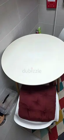 Round Dining Table with Cushion Seat