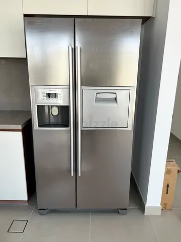 Siemens side by side refrigerator with water dispenser or ice maker