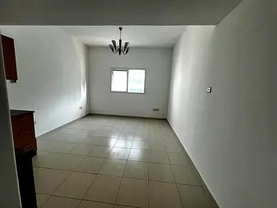 باركن مجاني جيم ومسبح مجانا استديو كبير مساحة واسعة للايجار السنوي في الشارقة في الممزر
