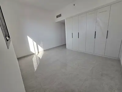 Two-bedroom apartment with living room, maid's room, three bathrooms, balcony, panoramic window, central air conditioning, maintenance included, luxur