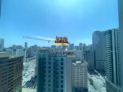 شقة غرفتين وصالة مع بلكونة في التعاون الشارقة بتكييف مجاني وإطلالة مفتوحة وغرفة ماستر ومساحات واسعة وتصميم عملي