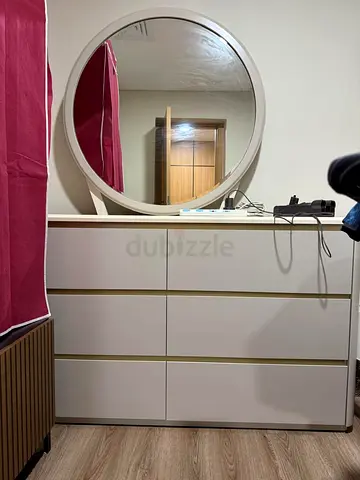 6-drawer Dresser with Round Mirror — good Condition and 2 nightstand