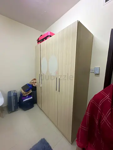 Light wood 4-door wardrobe with mirror panels – good condition