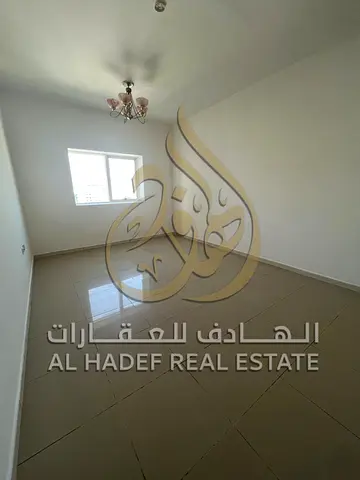 متاح للإيجار شقة غرفة وصالة في منطقة التعاون بالشارقة، تتميز بموقع استراتيجي على مخرج دبي مباشرة، مما يجعلها خيارًا مثاليًا لمن يعمل في دبي ويبحث عن س