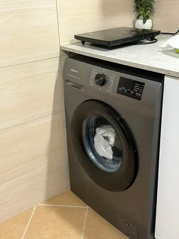Front-load Hisense washing machine - good condition