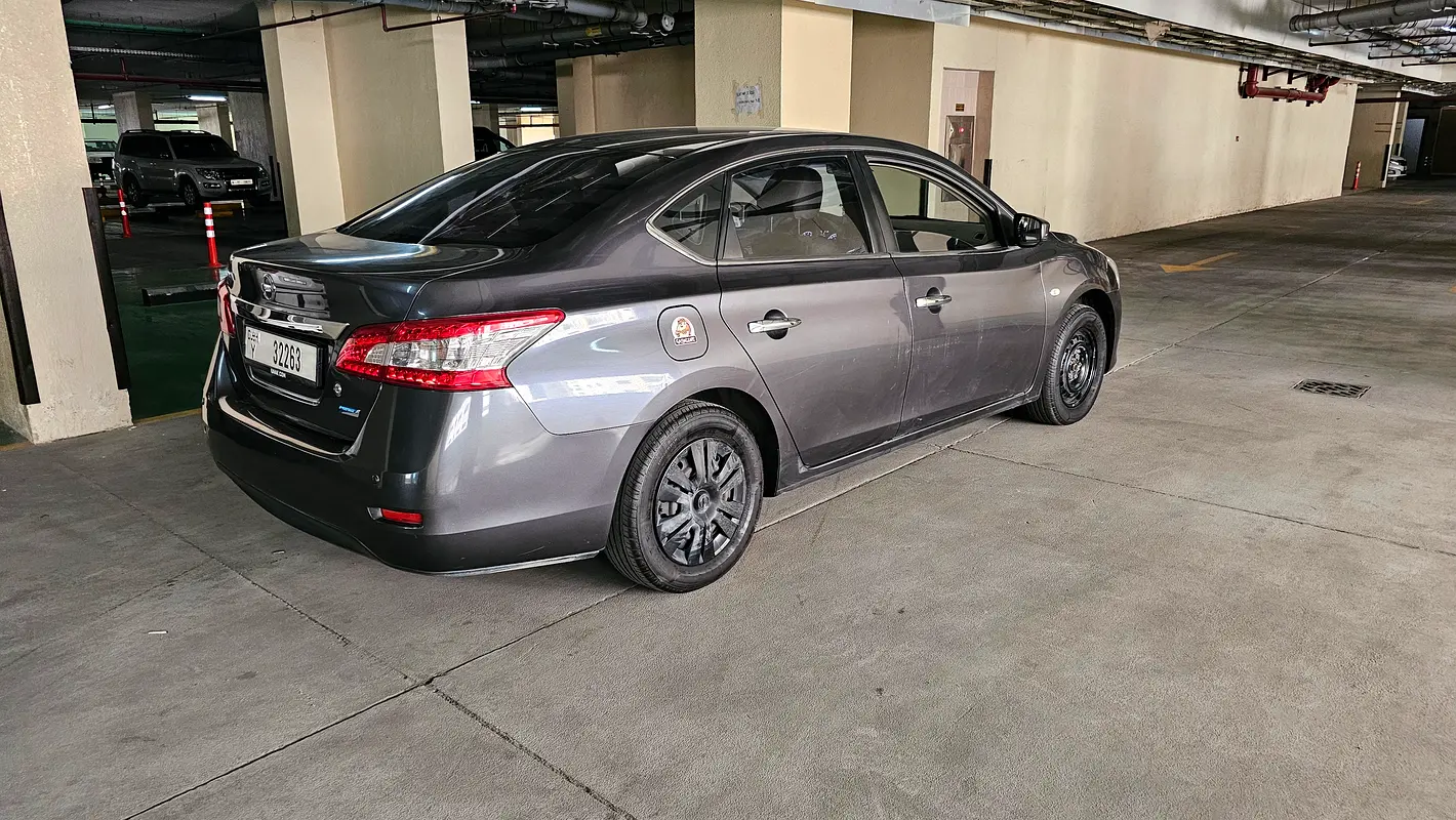 Nissan Sentra 2016 — photo 1 of 20