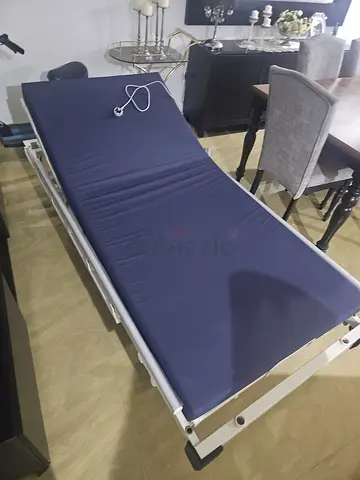 Folding adjustable patient/therapy bed with mattress