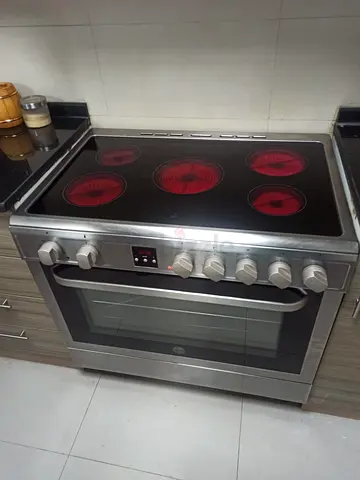 Hoover latest model 5 burner electric ceramic Cooker with Oven - Good Condition