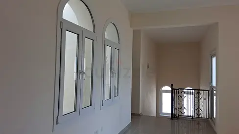 Vacant Bright Landing with Arched Windows — Ready to Furnish 2