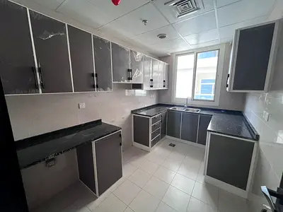 غرفتين وصالة للإيجار في الجرف 3 عجمان | مساحة كبيرة + 3 حمامات