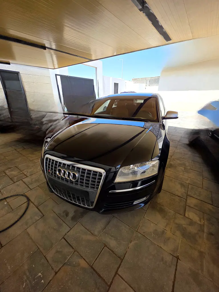 Audi S8 2009 — photo 1 of 2