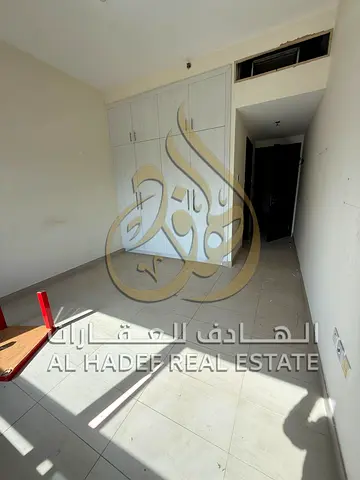 المرافق شقة ثلاث غرف وصالة وغرفة خادمة للإيجار السنوي في منطقة القصباء بمواصفات مميزة ومساحات واسعة مناسبة للعائلات  المميزات ثلاث غرف ماستر ووالخدمات