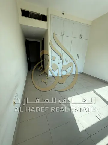 المرافق شقة ثلاث غرف وصالة وغرفة خادمة للإيجار السنوي في منطقة القصباء بمواصفات مميزة ومساحات واسعة مناسبة للعائلات  المميزات ثلاث غرف ماستر ووالخدمات