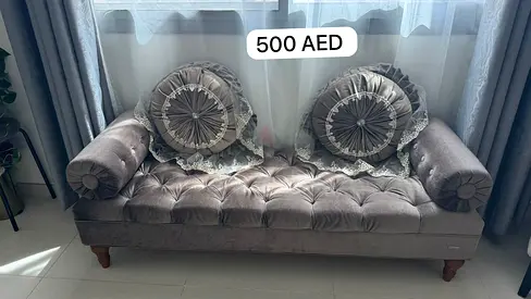 Victorian-style tufted daybed/sofa with cushions - grey