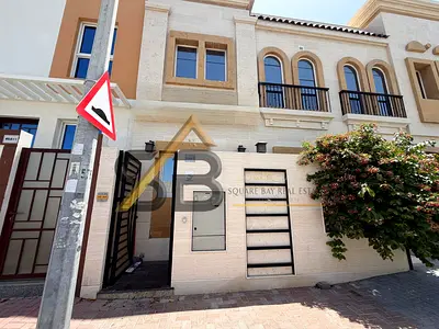 فيلا واسعة مكونة من 4 غرف نوم مع غرفة للخادمة للإيجار | موقع مميز | معيشة فاخرة