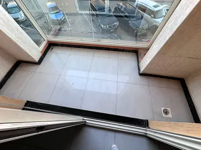 شقة غرفتين وصالة بالمويهات 3 بمواصفات مميزة في موقع حيوي على الشارع الرئيسي مع توفر جميع الخدمات وسهولة الوصول إلى الشارقة ودبي