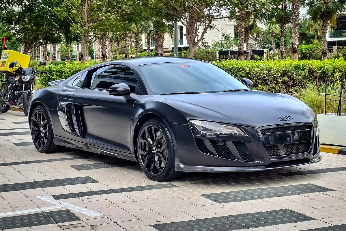 Audi R8 2011 — photo 1 of 11