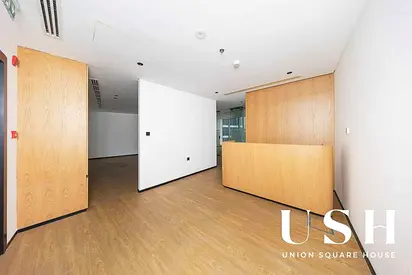 Fitted/ Unfurnished/ Upgraded Floor/ Vacant