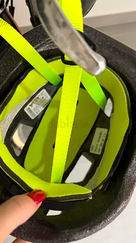 Almost new kid bike 20 “with bright green cycling helmet