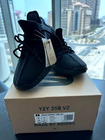 Yeezy 350 V2 Onyx Black Size 42 – Brand New DS