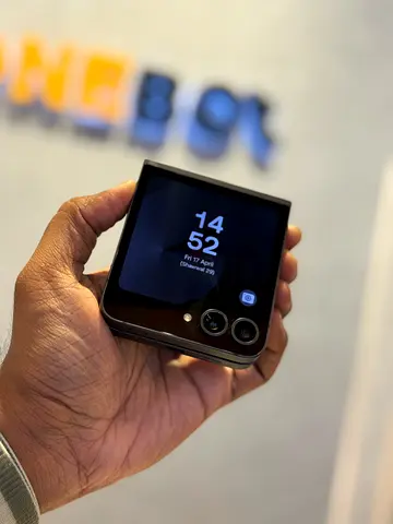 Samsung Galaxy Z Flip 6 512GB TDRA Black Like New Perfect Condition with 12 months store warranty