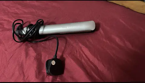 Used hair straightener / flat iron - working condition. 
Remington keratin therapy straightener