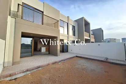 Single Row l Open-Plan Kitchen l Vacant