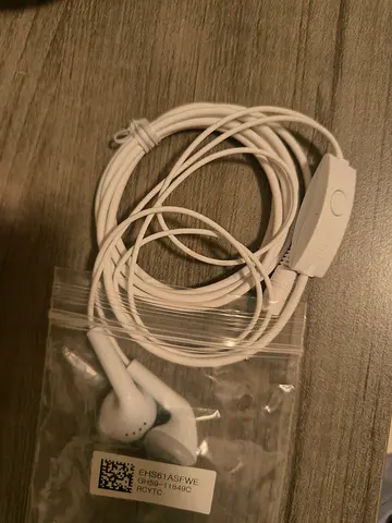 Samsung wired in-ear earphones with inline mic and volume control - white