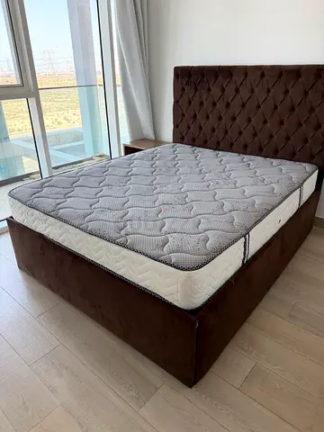 Bed with mattress (hydraulic)