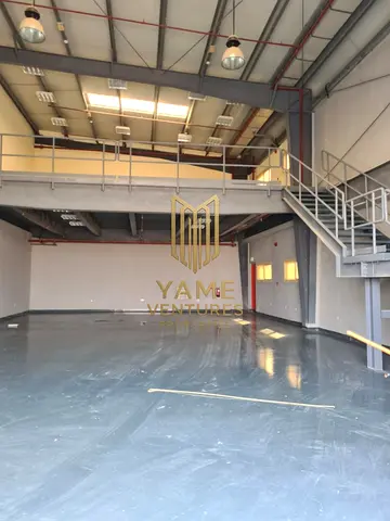 مجمع مستودعات تملك حر للبيع  | مؤجر بالكامل | عائد استثمار يزيد عن 8% | موقع متميز بالقرب من طريق الإمارات