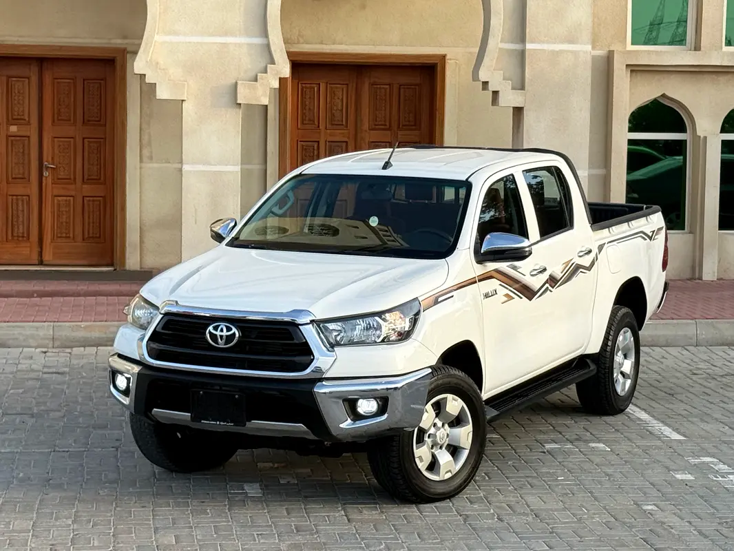 Toyota Hilux 2024 — photo 1 of 16