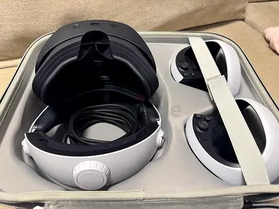 PlayStation VR2 headset with controllers (3 times use only - like new)