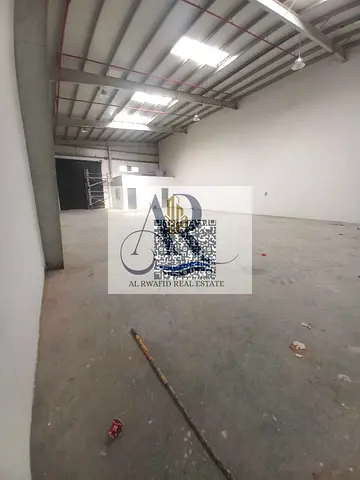 📦 مستودع في الجرف، عجمان  يقع المستودع في منطقة الجرف بعجمان، وهي منطقة تخزين صناعية قريبة من شارع الشيخ محمد بن زايد، مما يسهل الوصول إلى دبي والشار