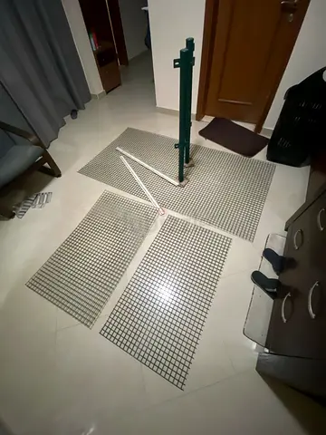 3 pieces of mesh grill, 2 green poles and 2 white support