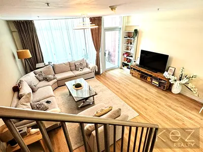 Spacious 2 BR Duplex lFully Upgraded l Vacant