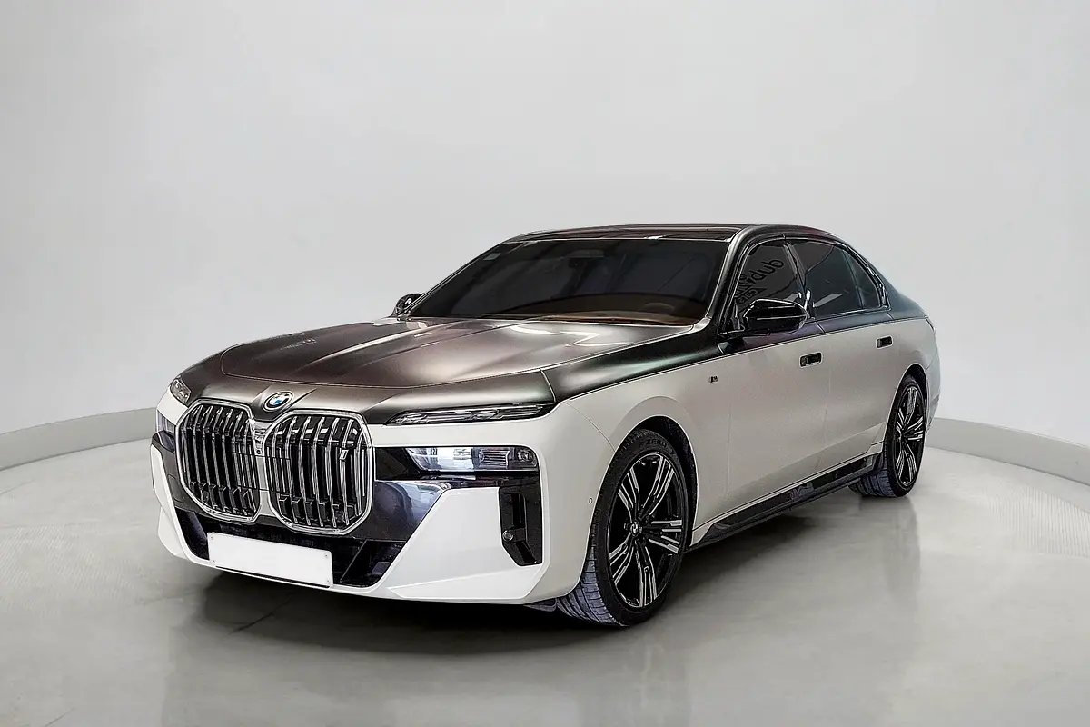 BMW i7 2023 — photo 1 of 15