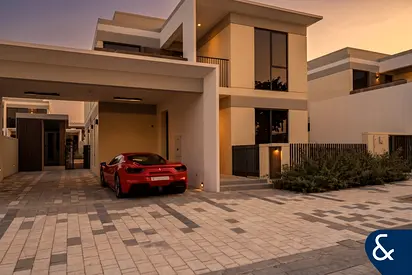 Upgraded | Prime Location | Opposite The Park