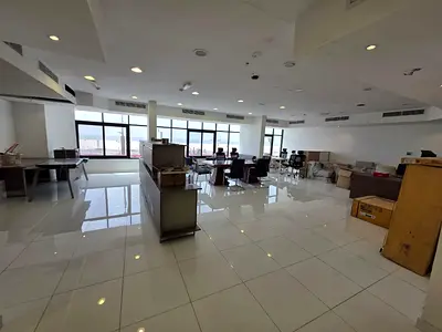 مكتب تجاري للإيجار بكورنيش عجمان، مدخل خاص، أول صف بحر، مساحة كبيرة، تشطيبات ممتازة، 300 ألف على 4 دفعات