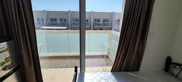 لمحبي الهدوء والرقي ... غرفة مميزة لشخصين داخل فيلا راقية بدبي