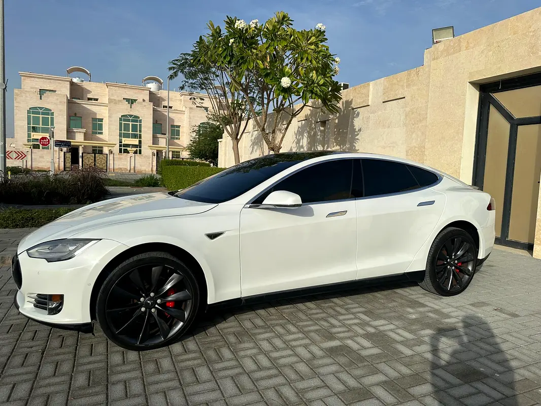 Tesla Model S 2016 — photo 1 of 5