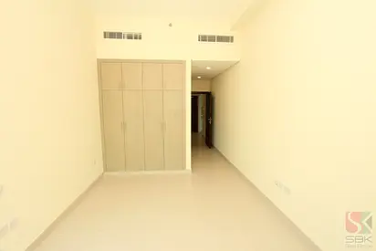 One Month Rent Free-Spacious 2 BR Flat