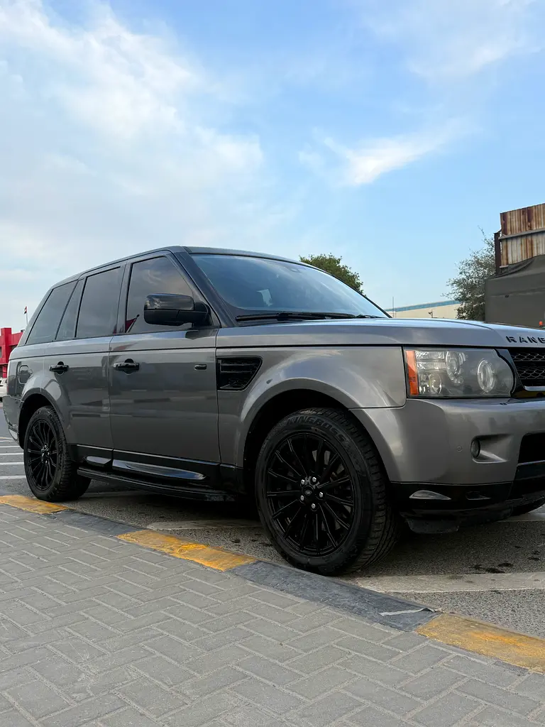 Land Rover Range Rover Sport 2011 — photo 1 of 11