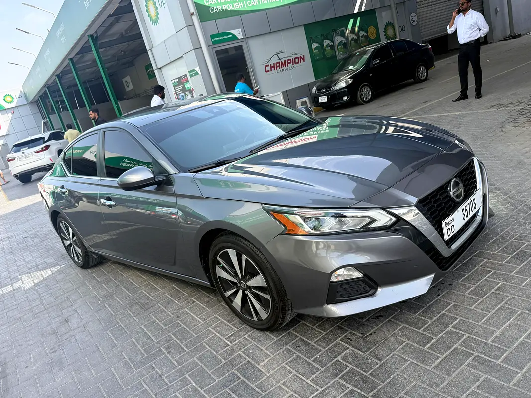 Nissan Altima 2021 — photo 1 of 10