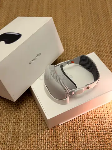 Apple Vision Pro headset - like new, with original box
