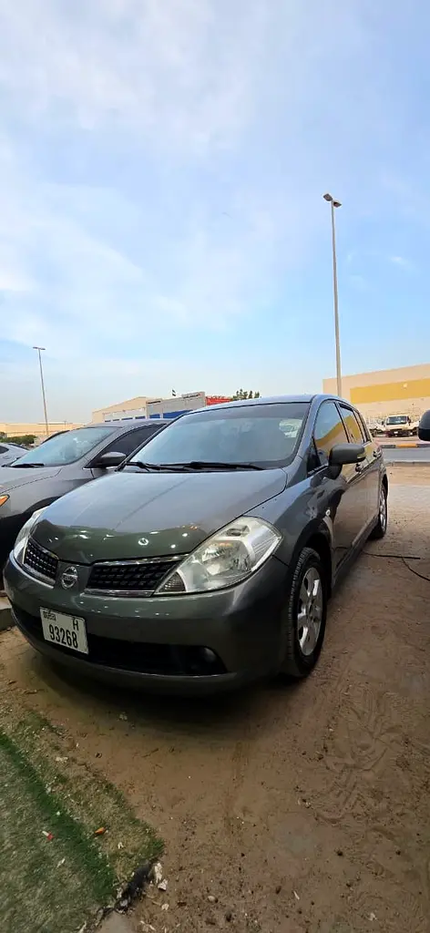Nissan Tiida 2010 — photo 1 of 9
