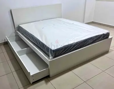 IKEA malam king‑size bed (180 × 200 cm) with 2 storage drawers underneath and an IKEA mattress ✨