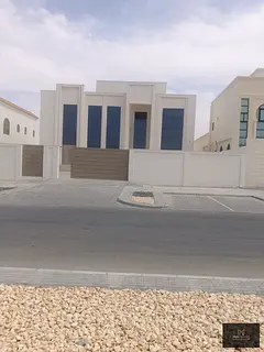 For rent in Riyadh: a villa in a prime location close to all services, with super deluxe finishes.