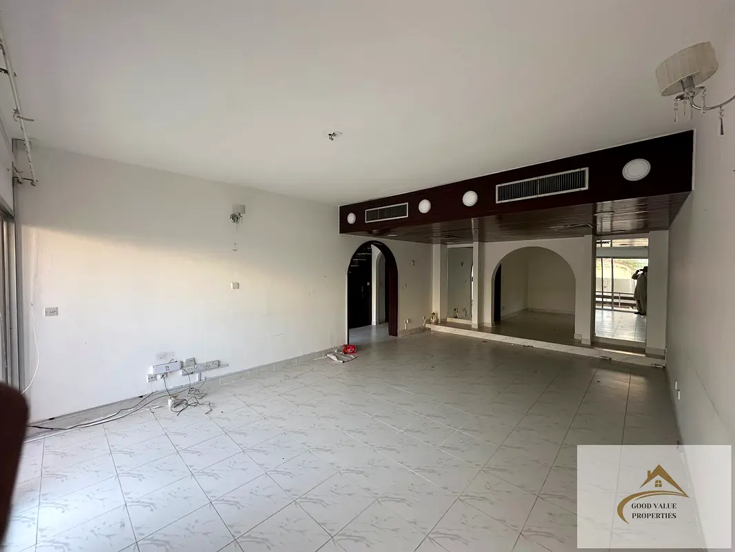 Well maintained 3 bhk villa near to main road