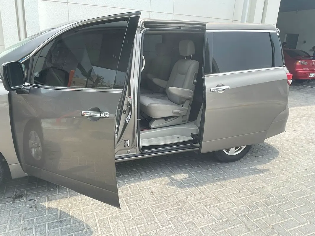 Nissan Quest 2017 — photo 1 of 4