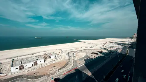 كورنيش  عجمان 3 غرف 3 حمام استور اطلاله ممتازه تسهيلات في الدفعات مساحه كبيره قريب  من جميع الخدمات